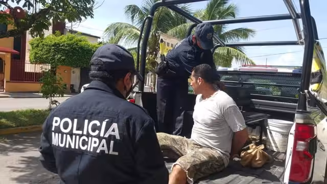 Tras ser detenido, los vecinos lo entregaron a elementos de la Policía Municipal