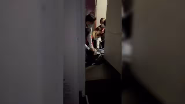 El personal de la tripulación y asistentes de vuelo se vieron obligados a someter al pasajero