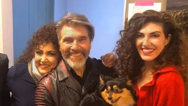 La también cantante publicó una emotiva fotografías de su papá cargando a su hijo.