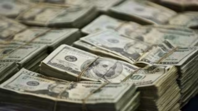 El tipo de cambio promedio del dólar en México es de 20.06 pesos. A la compra se ubica en 19.85 pesos y a la venta en 20.28