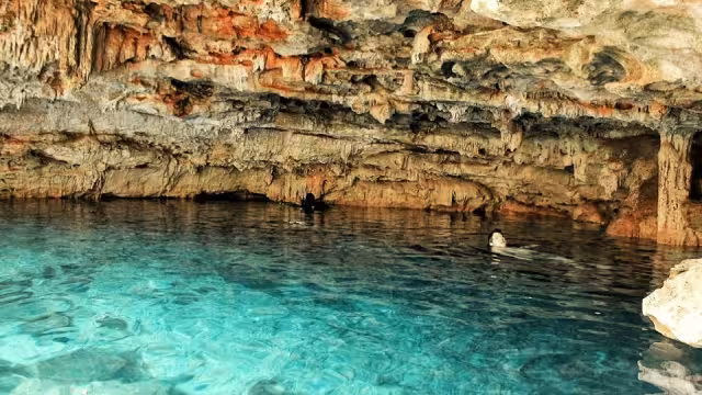 Aunque no es considerado zona turística, es área para bucear y nadar siendo requerida experiencia para realizarlo