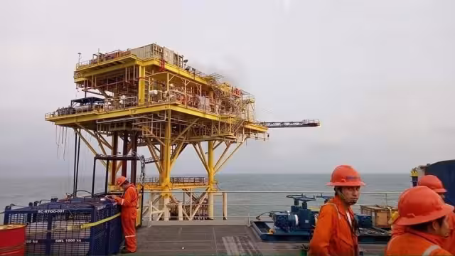 Además de los riesgos inherentes a sus actividades que deben enfrentar, los operarios de las estructuras descansan ma