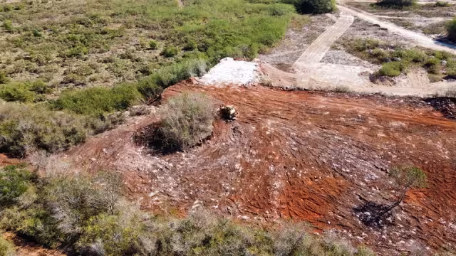 En el sitio se han decomisado dos maquinarias pesadas