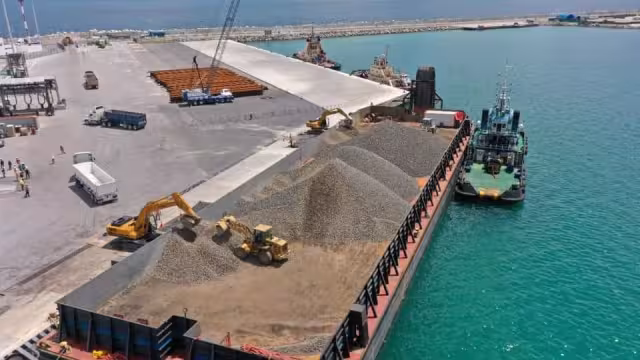 La piedra balasto es uno de los materiales que llegan constantemente al Muelle Fiscal de Progreso