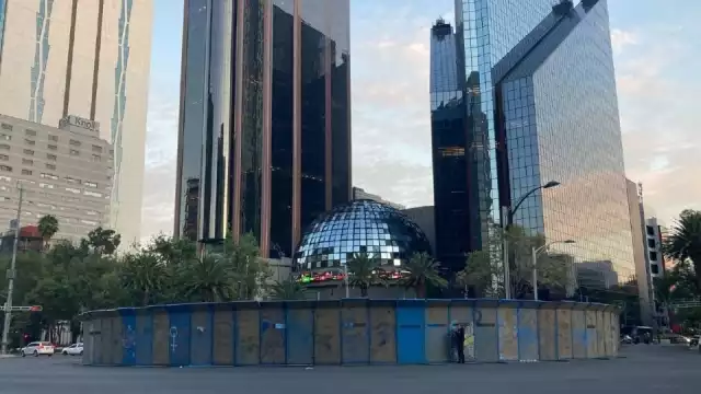 Retiran la palma de Paseo de la Reforma en CDMX