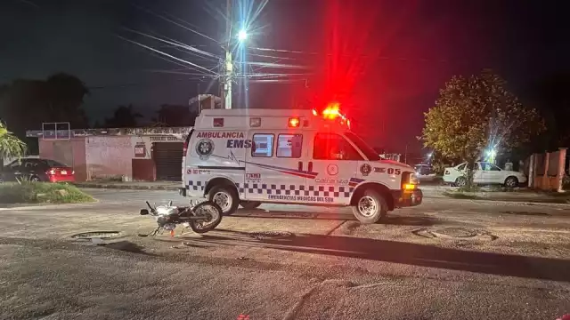 La motocicleta quedó tendida sobre la vialidad, luego del derrape que sufrió.