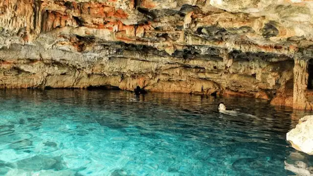 Aunque no es considerado zona turística, es área para bucear y nadar siendo requerida experiencia para realizarlo
