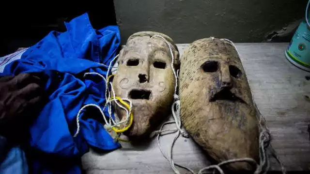 Un valioso testimonio es de Fray Alonso Ponce quien, en 1588, presencia en Dzitnup: “Dos danzas, una de muchachos y otra de indios grandes.”