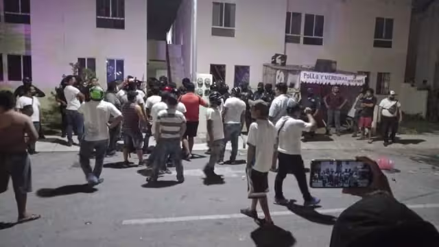 Los vecinos no lograron su cometido, pues elementos policiacos de Playa del Carmen acudieron al lugar para calmar la situación