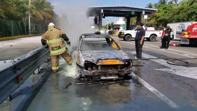 El auto quedó consumido y el conductor salió ileso