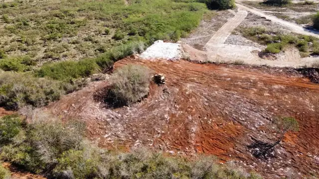 En el sitio se han decomisado dos maquinarias pesadas