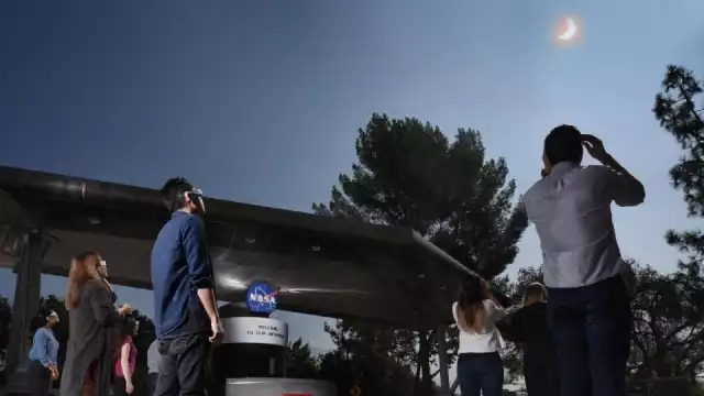 Durante el paso del fenómeno astronómico por el cielo, los expertos recomiendan no mirar directamente y proteger tu vista