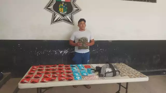 El hombre fue detenido con varios paquetes de marihuana