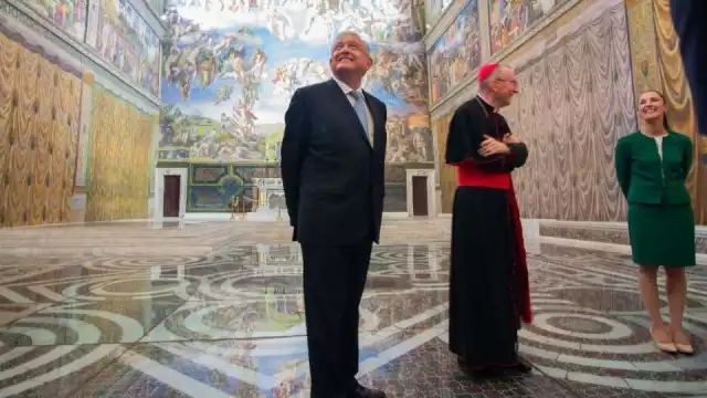 Pasadas las 11 de la mañana, AMLO salió de Palacio Nacional para realizar un breve recorrido por la réplica de la Capilla Sixtina