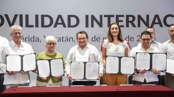 Joaquín Díaz Mena destacó la inversión en beneficio de los estudiantes de Yucatán Joaquín Díaz Mena destacó la inversión en beneficio de los estudiantes de Yucatán