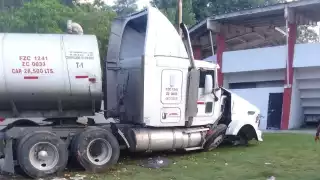 Conductor de tráiler se duerme al volante y termina impactado contra campo de beisbol en Atasta 
