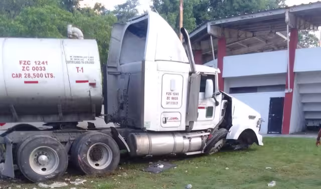 Presuntamente el chofer de un tráiler se quedaba dormido