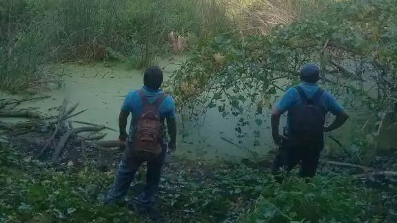 En el operativo para encontrar al hombre de la tercera edad participan policías, bomberos y campesinos de la comunidad En el operativo para encontrar al hombre de la tercera edad participan policías, bomberos y campesinos de la comunidad