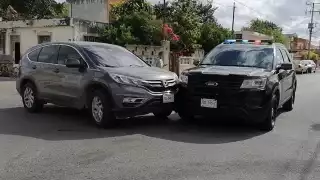 Se pasa un alto y choca contra una patrulla de la SSP en Mérida