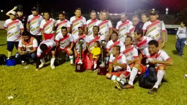 Los veteranos, Ejidatarios de Bonfil, doblegaron al Club Taxistas de Cancún y se coronaron vencedores