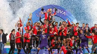 Los Rojinegros del Atlas recibieron la invitación del Barcelona para jugar en el Camp Nou