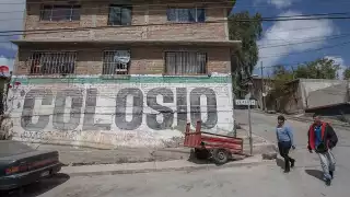 Una barda con su nombre en letras negras, mantiene el recuerdo de Colosio a 27 años de su muerte