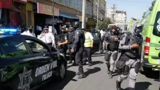 Elementos de diferentes corporaciones policiales arribaron al Mercado Juárez de Toluca tras la balacera