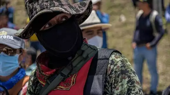 Los civiles armados reconocieron que incendiaron vehículos en el camino Los civiles armados reconocieron que incendiaron vehículos en el camino