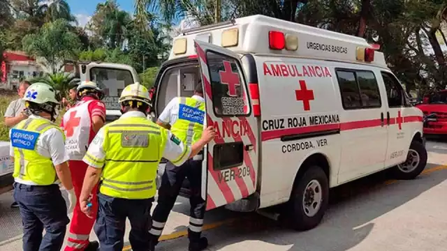 La menor y el bebé fueron trasladados a un hospital de Xalapa