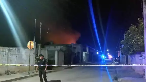 De acuerdo con vecinos del lugar de los hechos, los bomberos demoraron cerca de una hora en apagar totalmente las llamas De acuerdo con vecinos del lugar de los hechos, los bomberos demoraron cerca de una hora en apagar totalmente las llamas