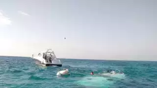 Rescatan a 13 pasajeros de yate que se hundió en Isla Mujeres