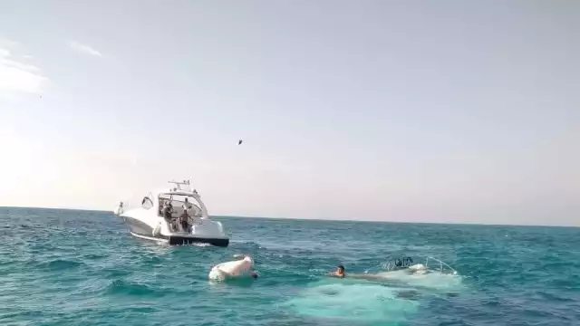 La embarcación terminó bajo el agua