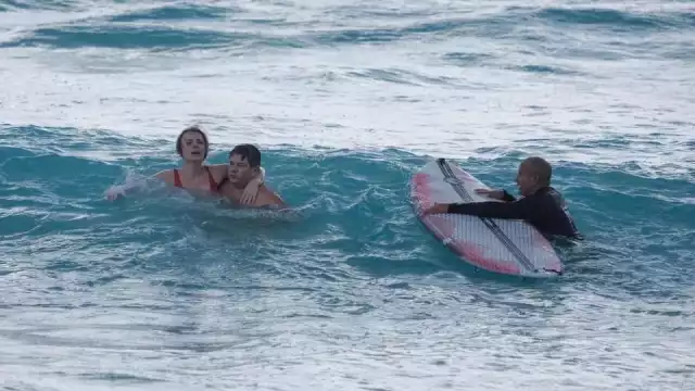 En dos ocasiones, el guardavidas le indicó que se moviera pues era un lugar peligroso, pero la turista no hizo