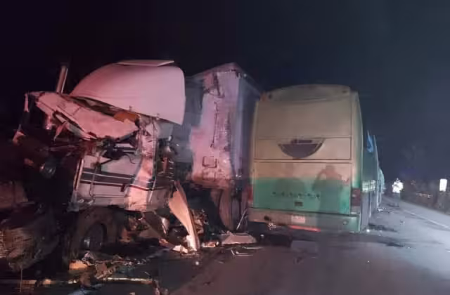 Algunas personas terminaron prensados entre las unidades destrozadas