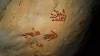 En este lugar se pueden observar una gran cantidad de "manitas" en las paredes