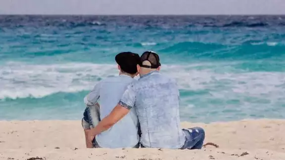 Ellos encontraron el amor de una forma muy distinta, pero amor al final de cuentas Ellos encontraron el amor de una forma muy distinta, pero amor al final de cuentas