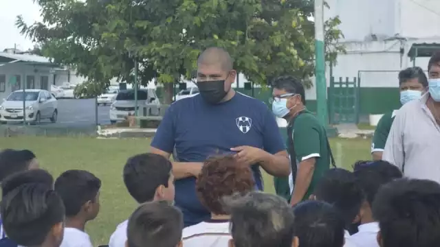 El profesor observó con detenimiento a los jóvenes, quienes a decir de él mostraron aspectos importantes de futbol