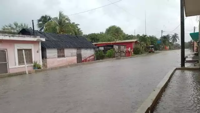 Las calles de El Cuyo se inundan por las fuertes lluvias