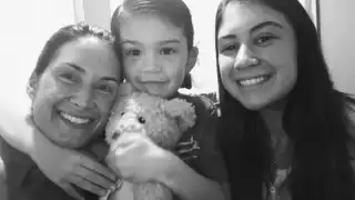 Aiden Leos junto con su madre y su hermana
