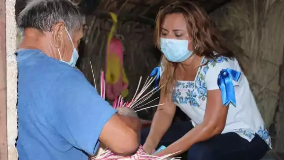Carmita González se reunió con apicultores, bordadoras y tejedoras durante su gira Carmita González se reunió con apicultores, bordadoras y tejedoras durante su gira