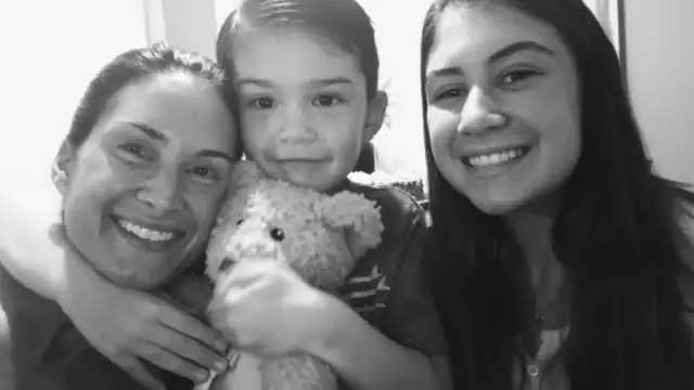 Aiden Leos junto con su madre y su hermana