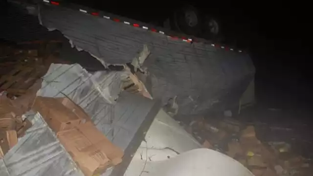 La rapiña no se hizo esperar tras la volcadura