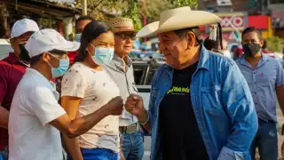 El político está en una caravana rumbo a la CDMX para protestar en el INE