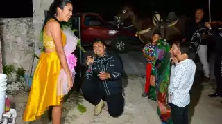 El joven le pidió a su novia que se casara con él de una forma muy romántica