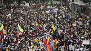 Miles de personas se manifiestan contra la reforma tributaria