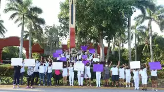En las cartulinas, las mujeres del colectivo mostraron mensajes como: “Ana sigue viva en nuestros corazones”, “exigimos justicia para Ana Gómez”