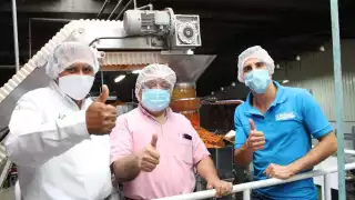 Rommel Pacheco en su visita a una fábrica de botanas, donde externó el apoyo a trabajadores para una mejor salud física y emocional