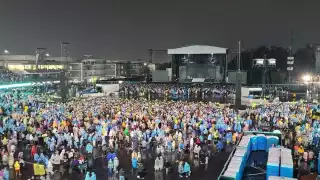 La cantante consintió a los fans que aguantaron hasta el final con cinco canciones acústicas