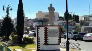 La estatua del Presidente López Obrador en Atlacomulco, Estado de México, amaneció en el suelo