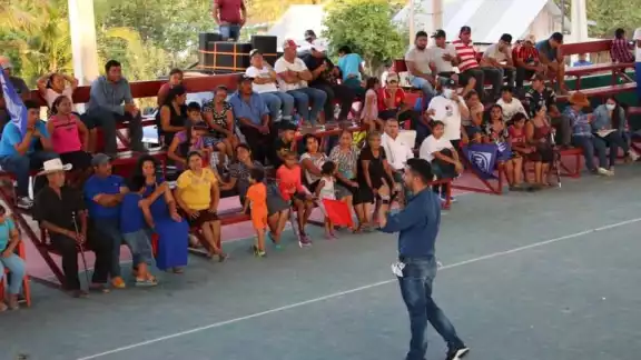 Entre las recomendaciones, el Sector Salud indica que se debe evitar la presencia de pequeños en los eventos, mantener la sana distancia y evitar las porras